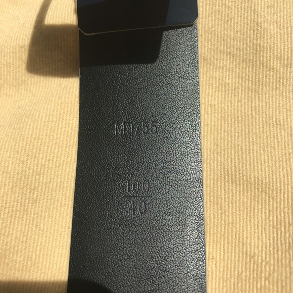 Authentic Louis Vuitton LV buckle leather belt - Picture 5 of 9